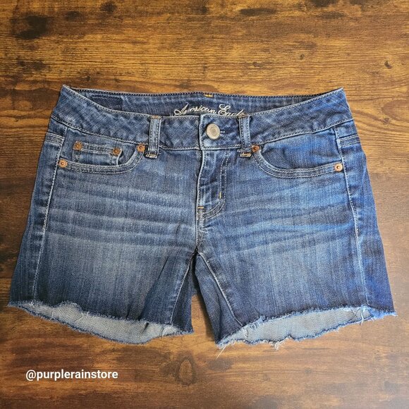 American Eagle Jeans Sz 2 Cut Off Shorts Low Rise Medium Dark Wash Stretch Denim - Picture 1 of 11